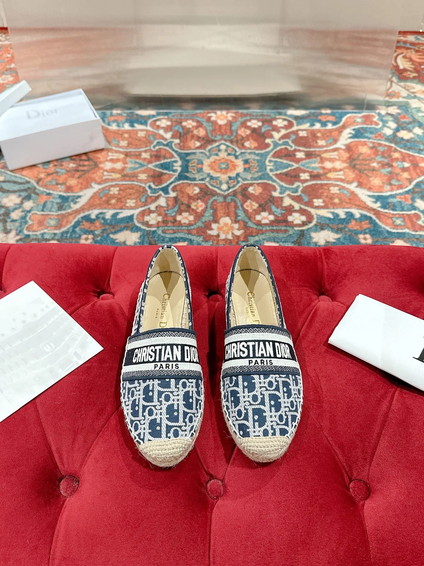 👟👟Ex-factory price 440👟👟 Dior DIOR's new popular early spring fisherman shoes 🆕 Simple, elegant and fashionable, timeless and timeless, it is a classic that will never fade away in the fashion circle, retro fisherman shoes. Original hand-woven surface, electric embroidery technology! Specific cloth surface and rubber outsole. Code number: 35-39 (40.41 customized, non-refundable)